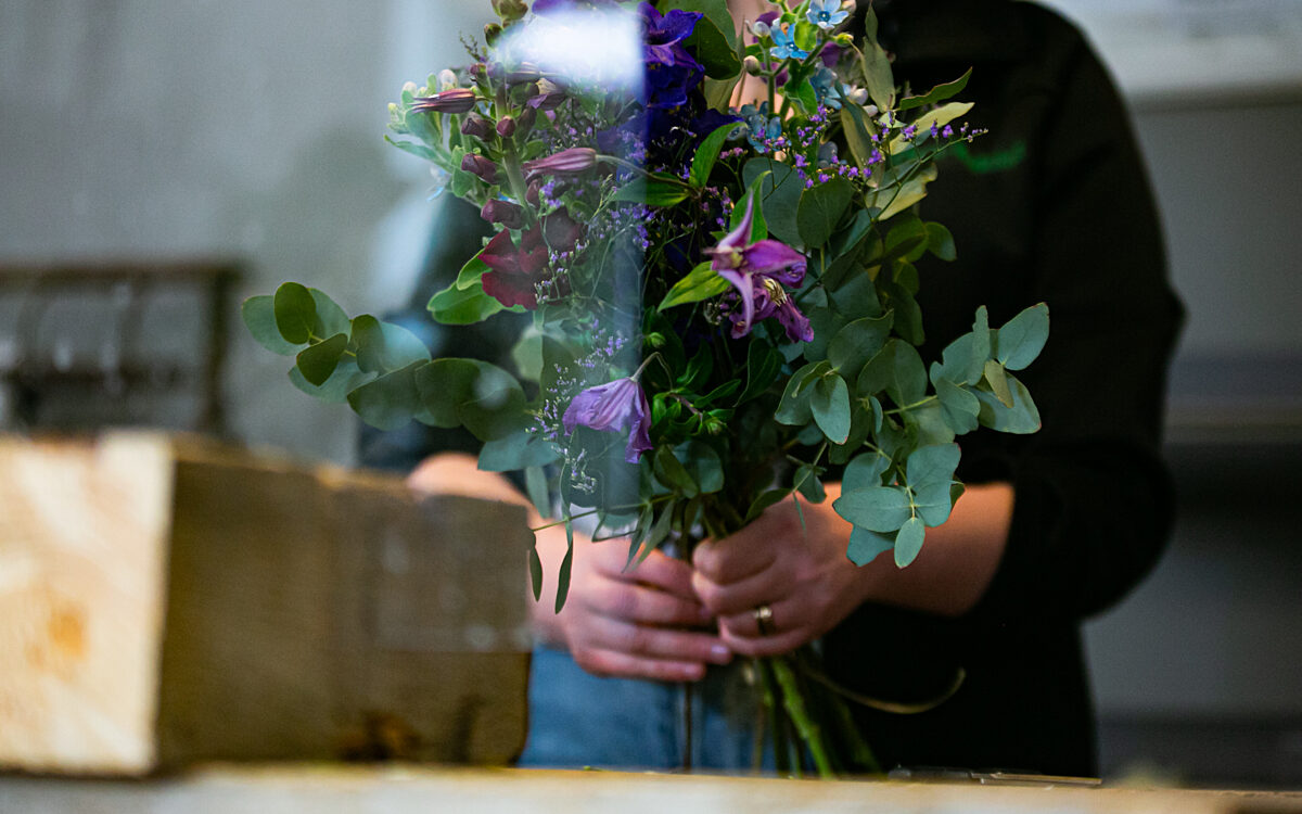 Eine Floristin hält einen Strauß Blumen in der Hand Eine Floristin hält einen Strauß Blumen in der Hand